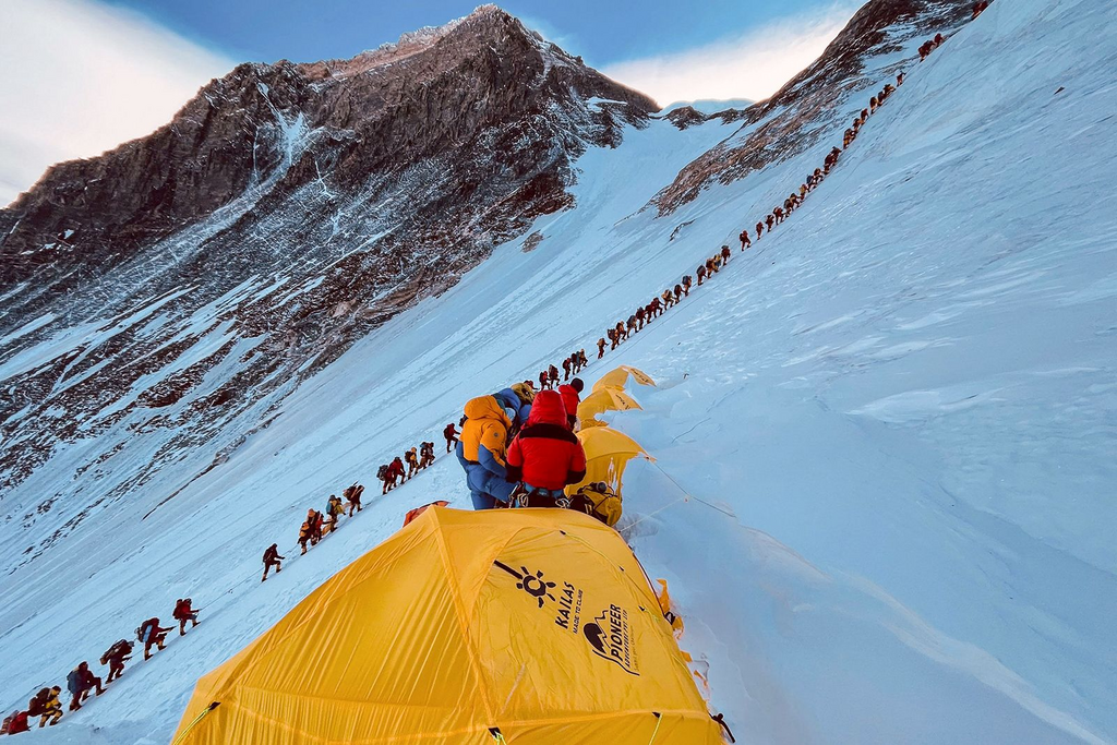 everest climbing line